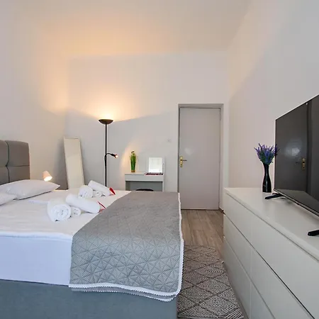 F Apa Apartment