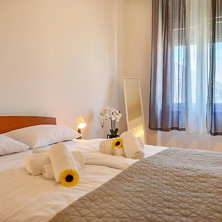 Apartment F Apa *