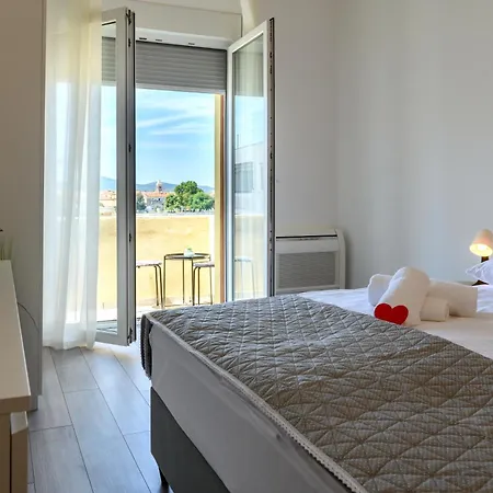 Apartment F Apa *