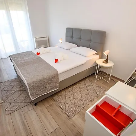 F Apa Apartment *